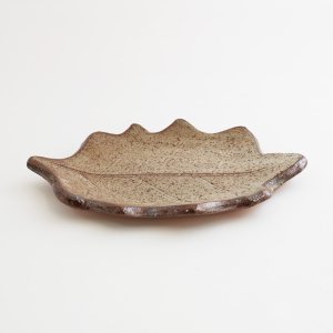 画像3: 【ta・ta・la　このは】柏の葉　白唐津 【ta・ta・la　KONAHA】Kashiwa Leaf Plate Shirokaratsu