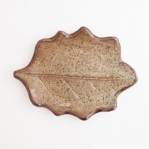 画像4: 【ta・ta・la　このは】柏の葉　白唐津 【ta・ta・la　KONAHA】Kashiwa Leaf Plate Shirokaratsu