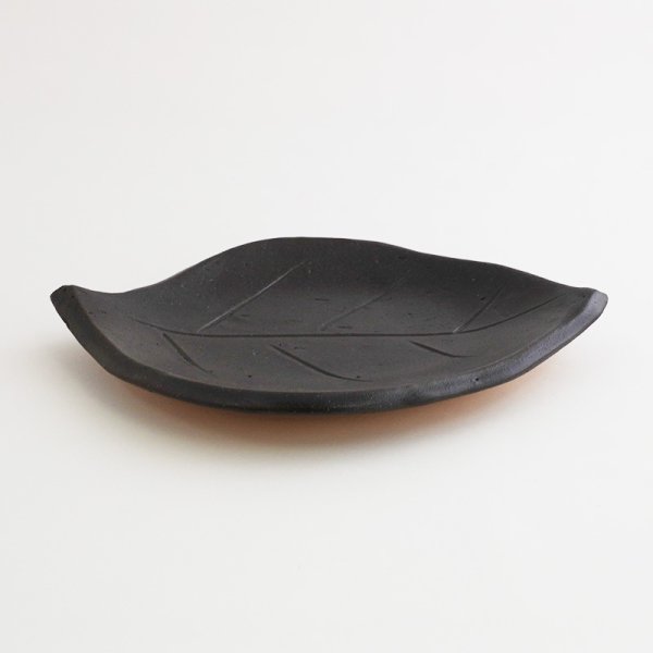 画像3: 【ta・ta・la このは】柿の葉 黒 【ta・ta・la KONOHA】Persimmon Leaf Plate Black (3)