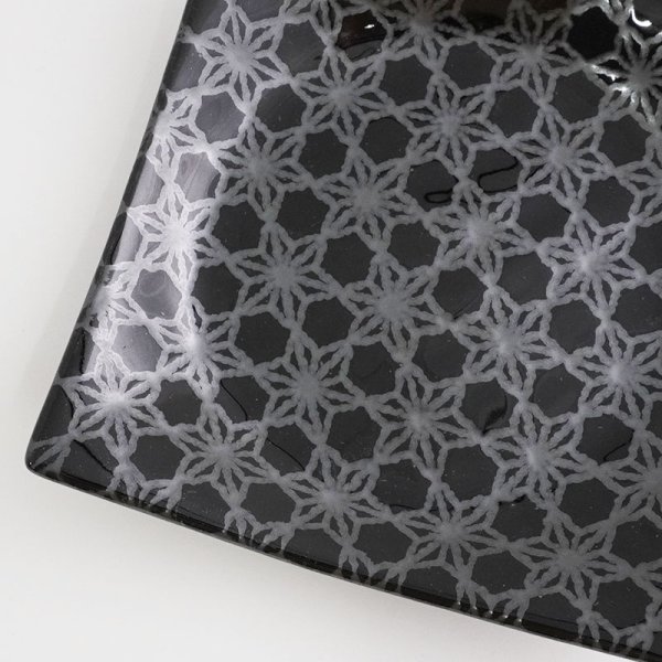画像4: 【市蔵】黒手引き4.5寸正角皿 【市蔵】Black Hand-drawn 13cm Square Plate (4)