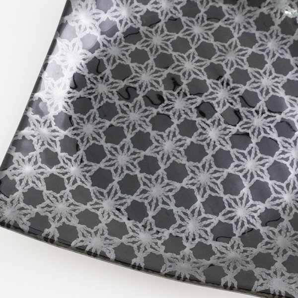 画像4: 【市蔵】黒手引き5.5寸正角皿 【市蔵】Black Hand-drawn 17cm Square Plate (4)