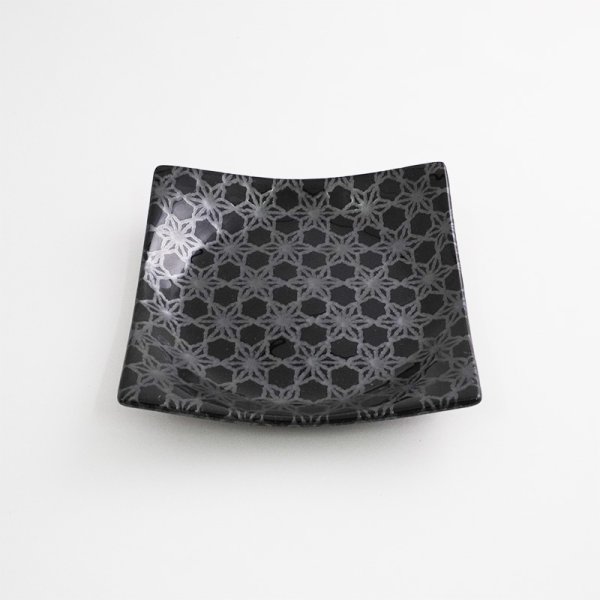 画像3: 【市蔵】黒手引き4.5寸正角皿 【市蔵】Black Hand-drawn 13cm Square Plate (3)
