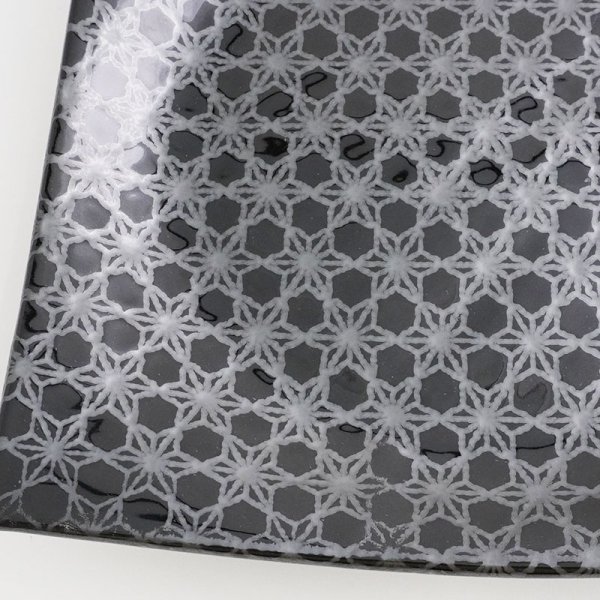 画像4: 【市蔵】黒手引き7.5寸正角皿 【市蔵】Black Hand-drawn 23cm Square Plate (4)
