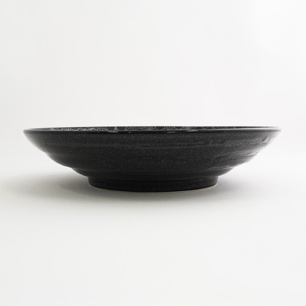 画像2: 【市蔵】黒ミツワ7.5寸めん皿 【市蔵】Black Mitsuwa 23cm Noodle Bowl (2)